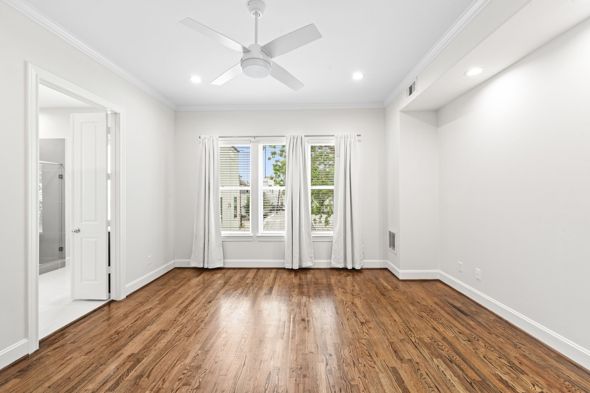 5621 Cohn Meadow Lane Houston, TX 77007 - Photo 12 of 35 Spacious primary bedroom with abundant light