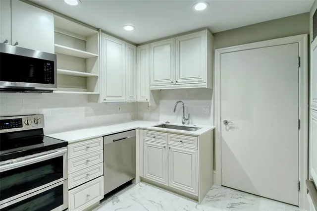 $3,450,000 | 435 L Ambiance Drive, Unit J704, Longboat Key, FL 34228