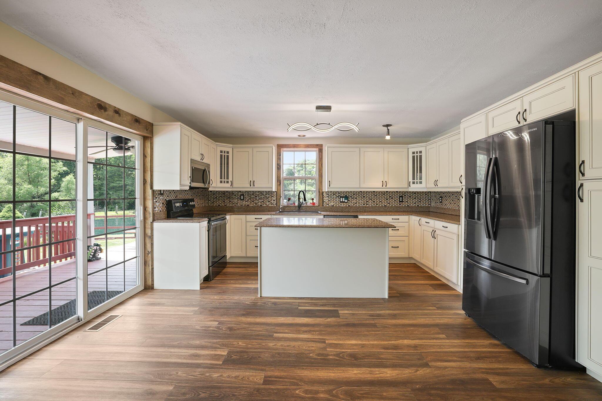 24629 Huffines Road Rockbridge, OH 43149 - Photo 7 of 46 Eating Space W-View to Kitchen