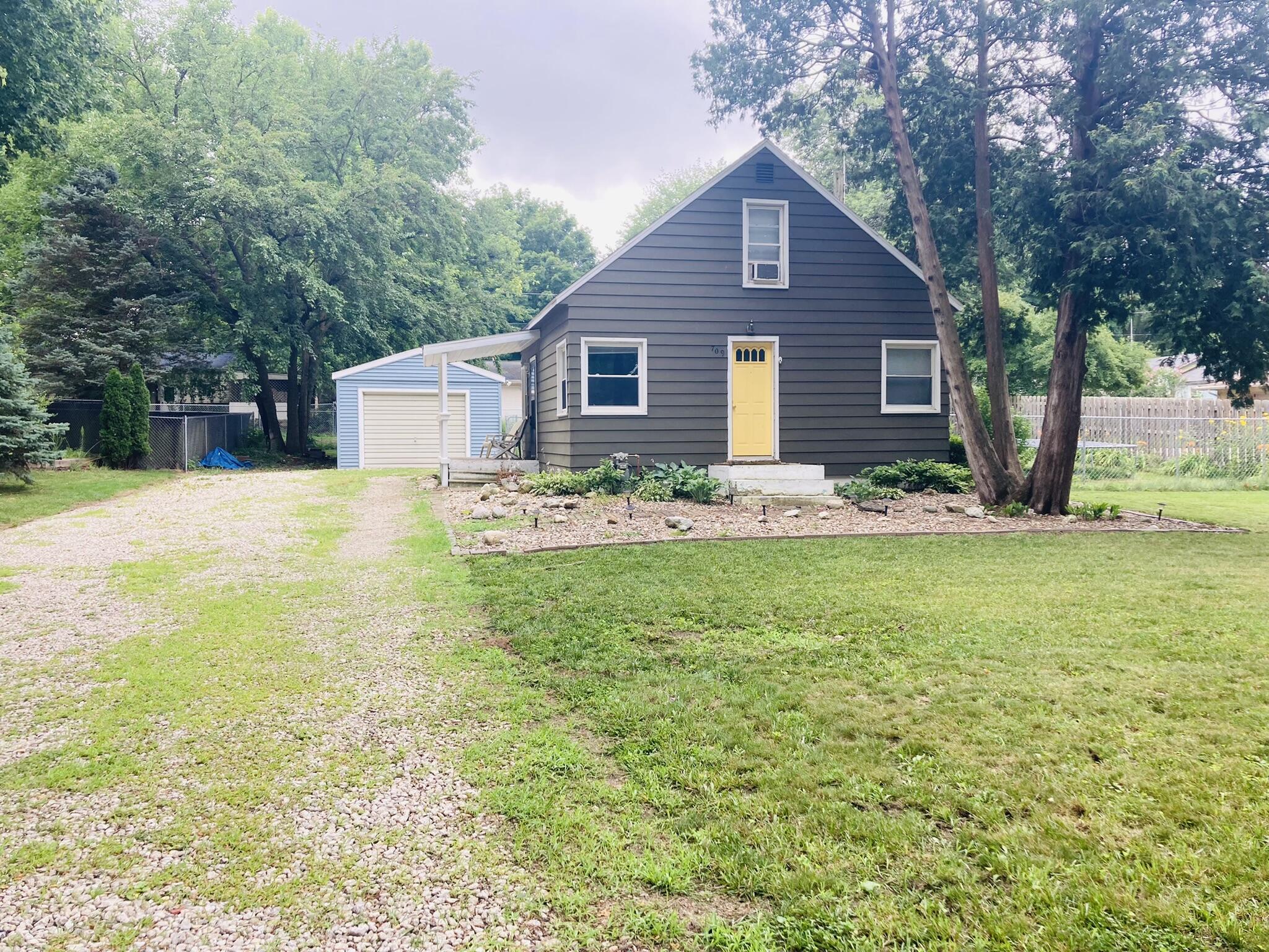 709 Roe Street Buchanan, MI 49107 - Photo 1 of 19 Front of home