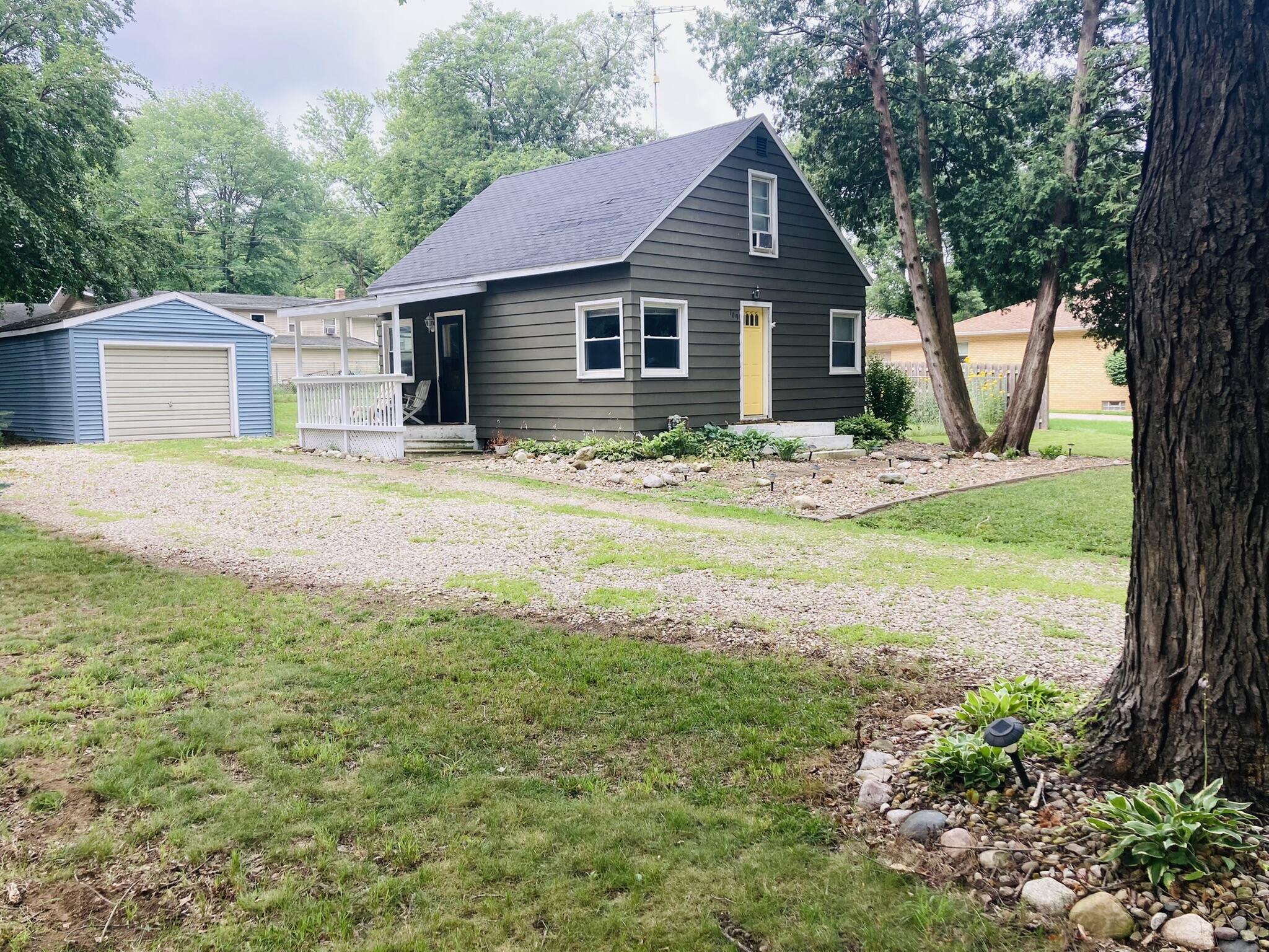 709 Roe Street Buchanan, MI 49107 - Photo 2 of 19 Front of home