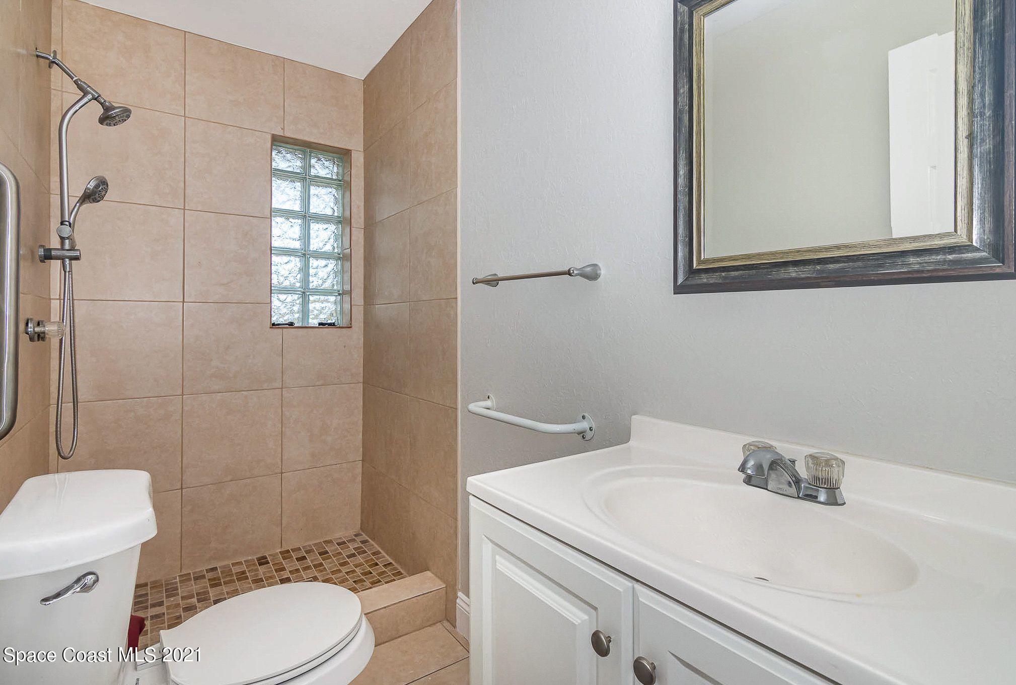 2214 Warwick Road Melbourne, FL 32935 - Photo 10 of 24 Bathroom 1
