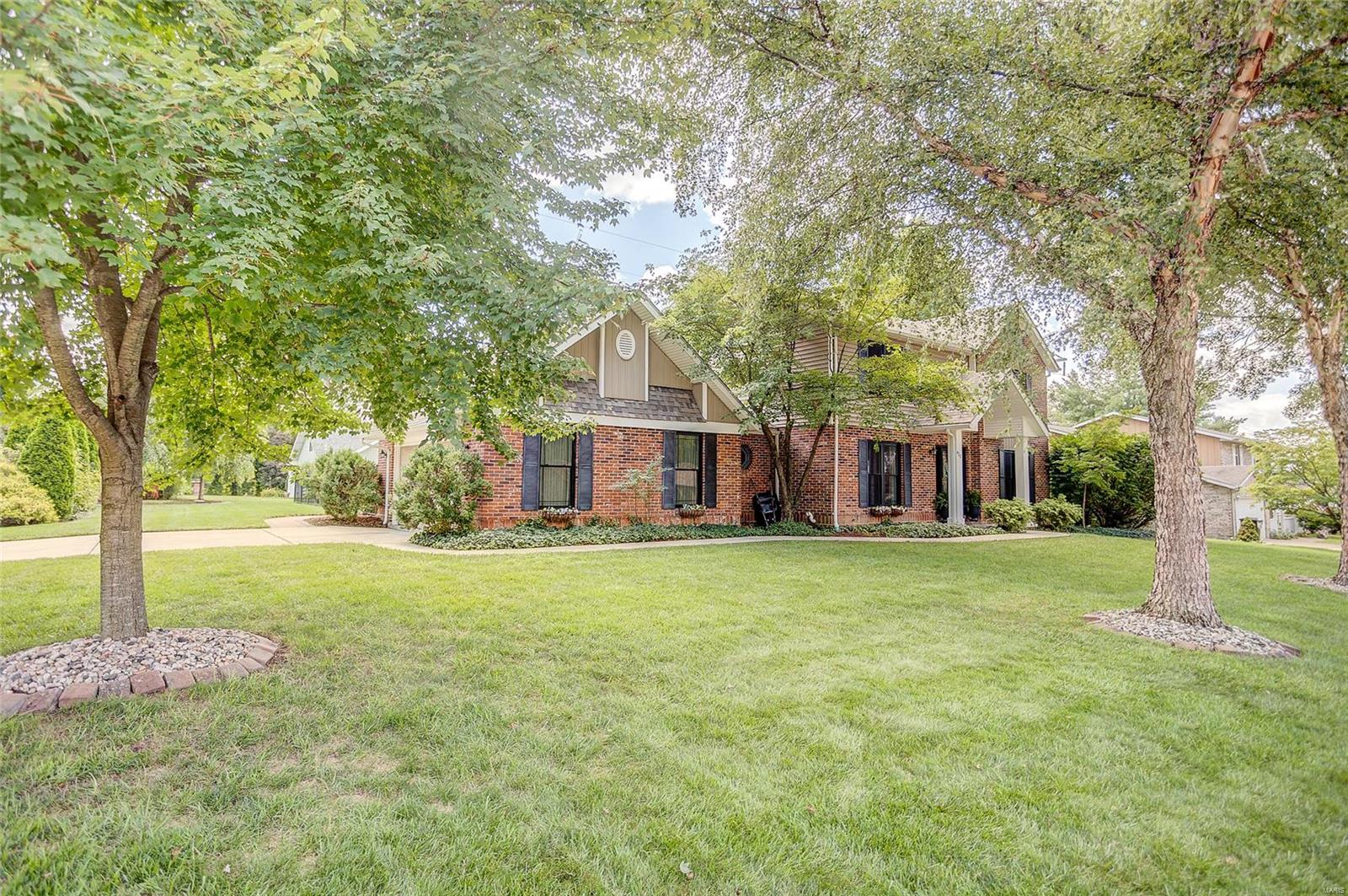 420 Springwood Drive Belleville, IL 62220 - Photo 2 of 55