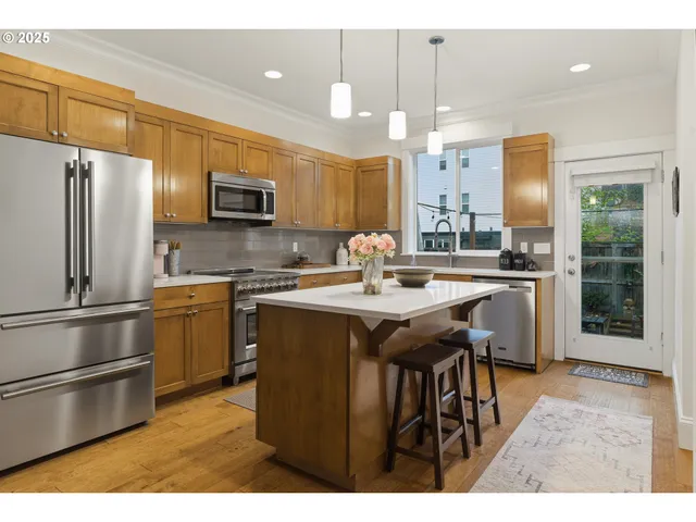 $640,000 | 5406 Northeast Couch Street, Portland, OR 97213