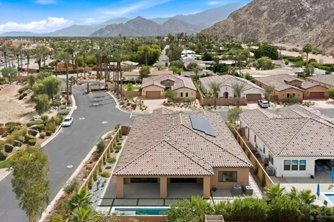 a black and white photo of a picture