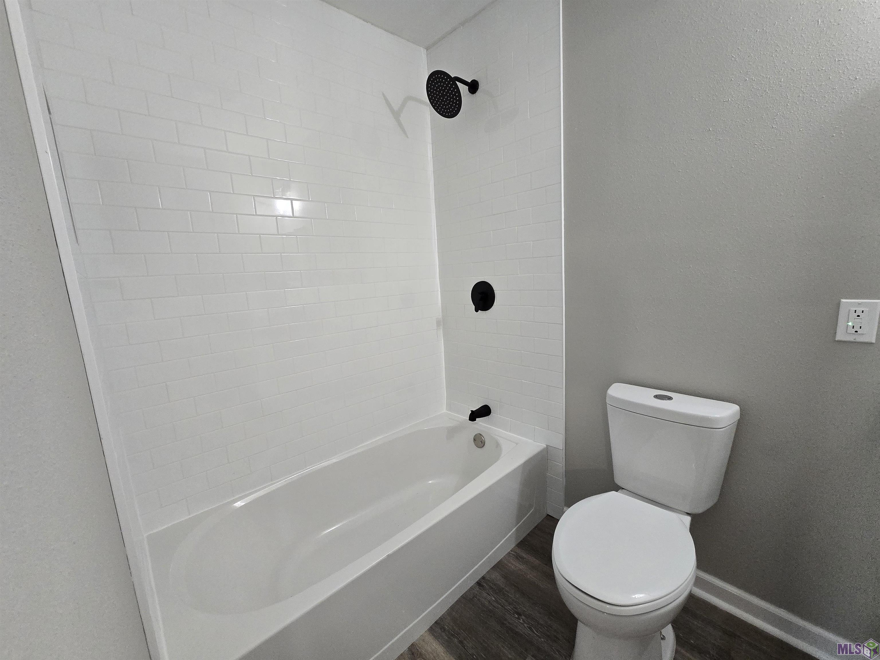 7565 Gov Blanchard Drive Baton Rouge, LA 70811 - Photo 24 of 27 MIL Suite Bathroom