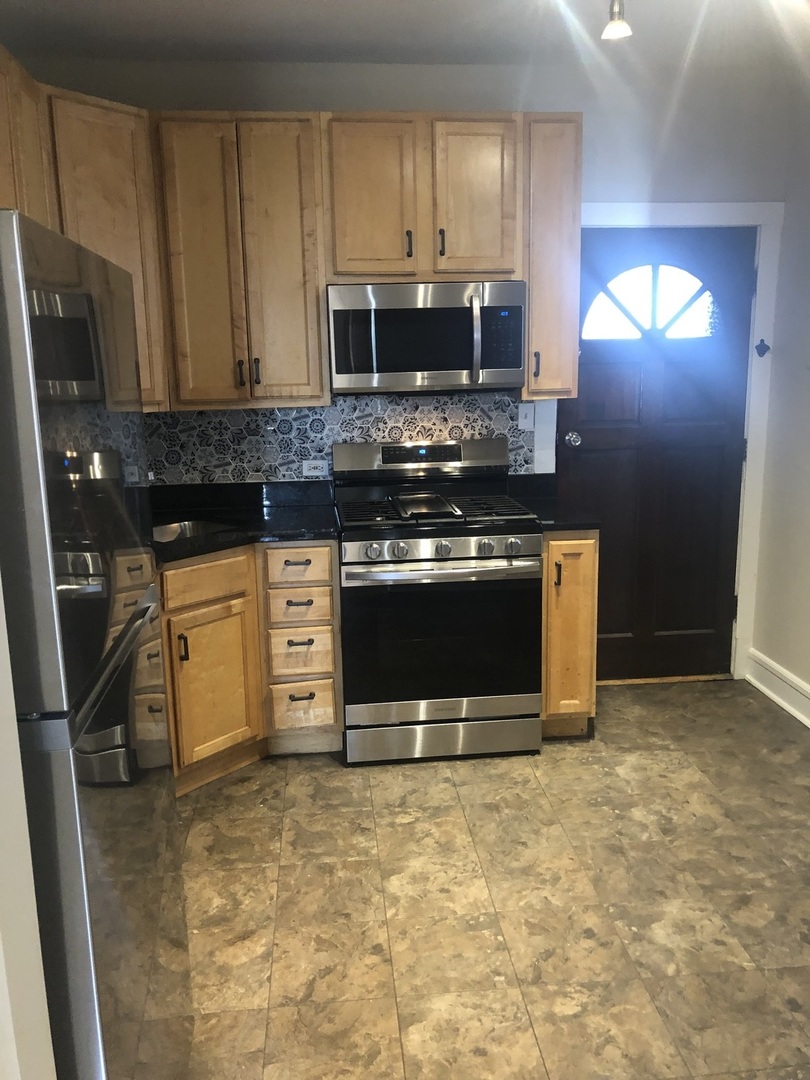 70 Pine Avenue, Unit 1A Riverside, IL 60546 - Photo 3 of 7 a kitchen with a stove and a microwave