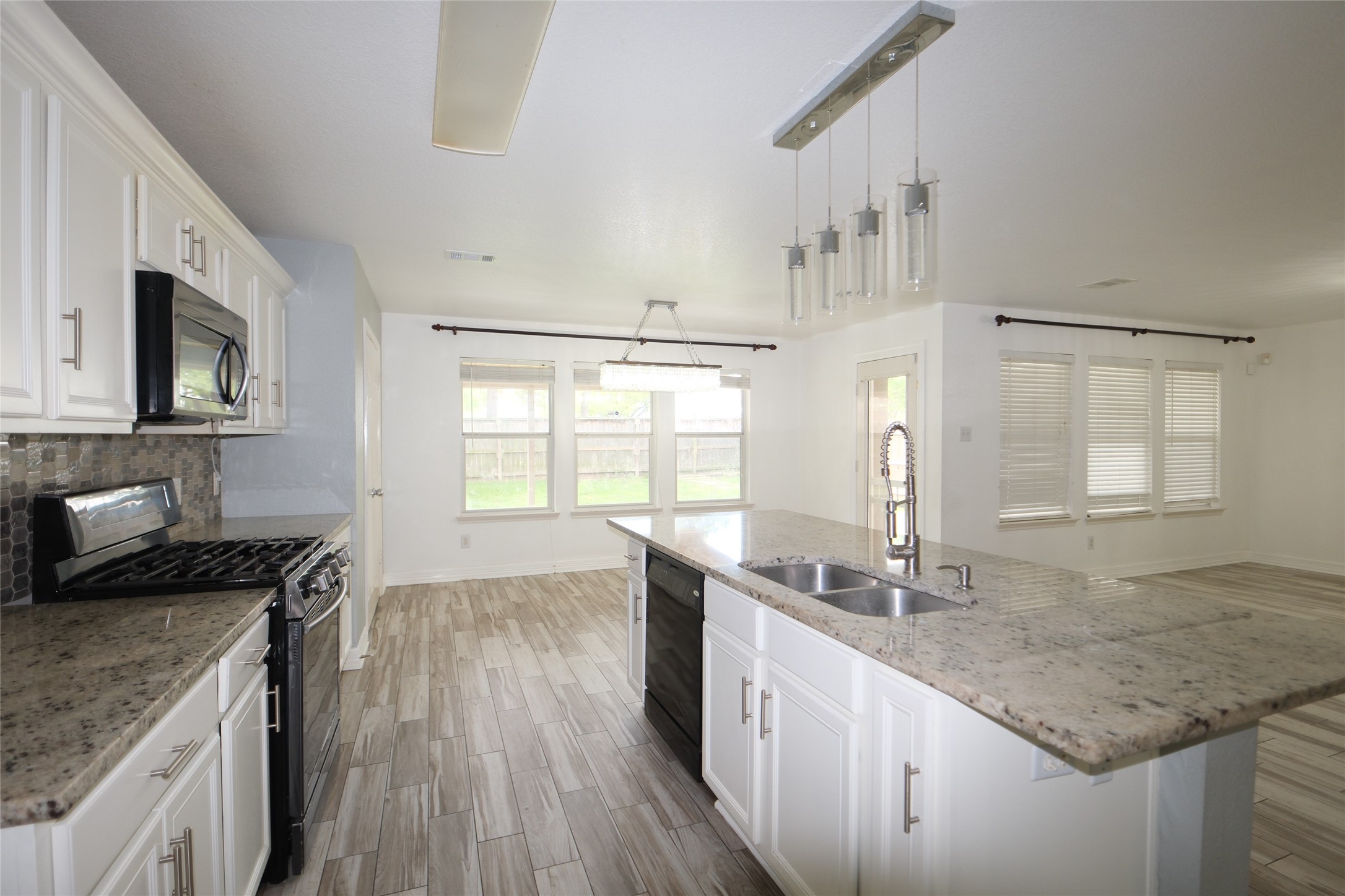 15514 Satsuma Point Court Houston, TX 77049 - Photo 6 of 20