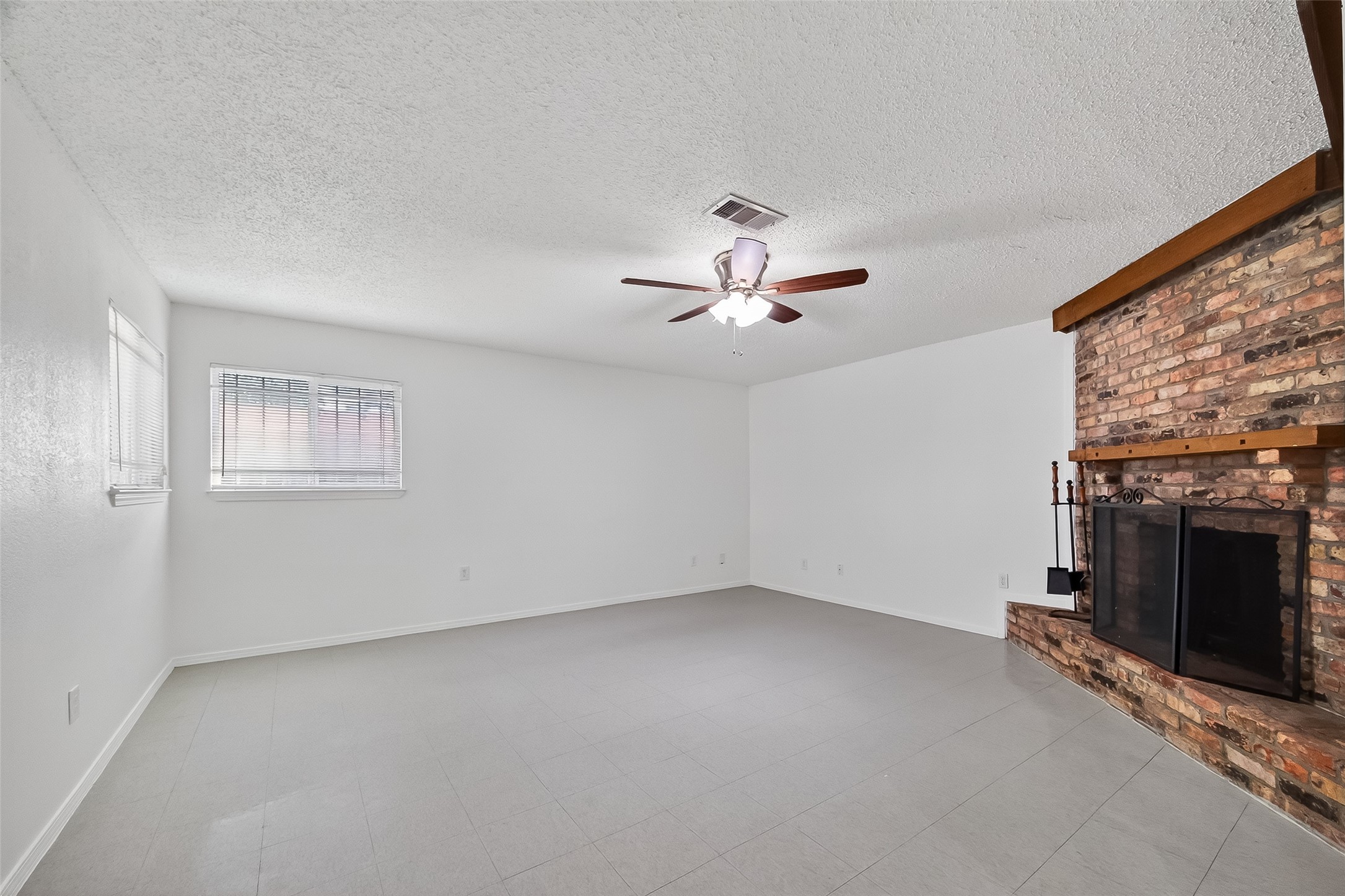 15022 Chipman Ln. Houston, TX 77060 - Photo 8 of 40 Den/Family room