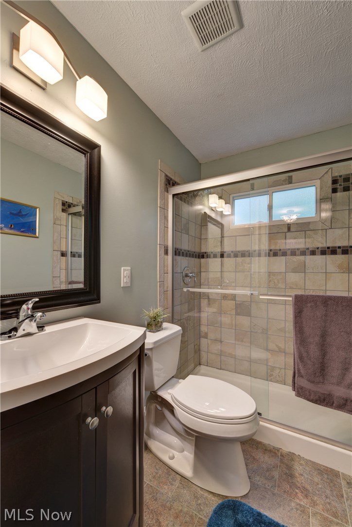 13133 Sprague Road Strongsville, OH 44136 - Photo 23 of 35 Second floor main bath