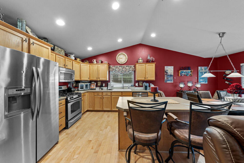 308 Northwest Antler Loop Redmond, OR 97756 - Photo 9 of 29 21-web-or-mls-Riley_Visuals-21