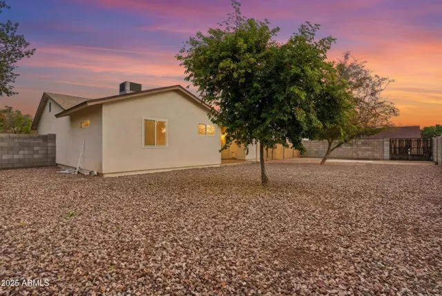 a view of a house with a backyard