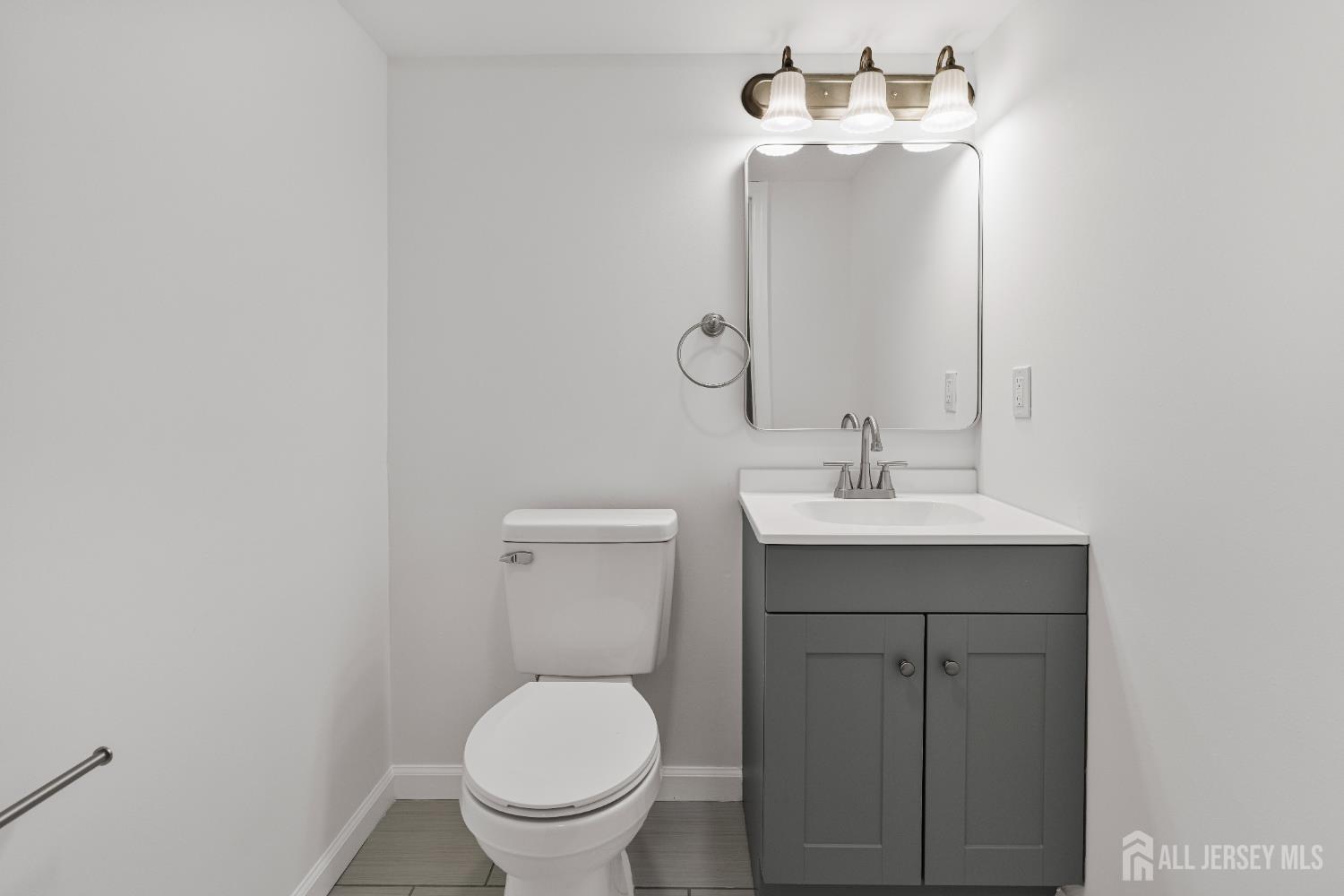 435 Warfield Road North Plainfield, NJ 07063 - Photo 28 of 35 a bathroom with a toilet sink and mirror