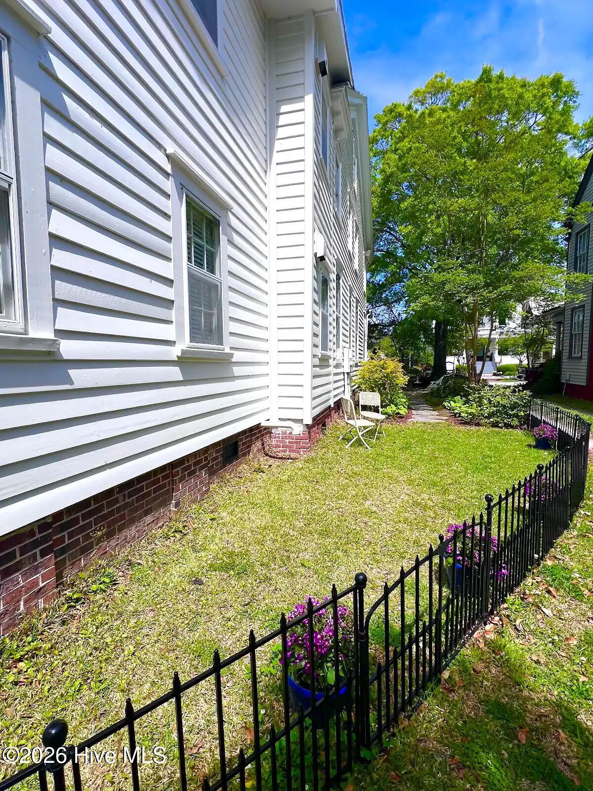 219 Pollock Street New Bern, NC 28560 - Photo 4 of 38 Spacious side yard