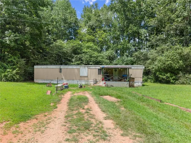a view of a house with backyard and garden