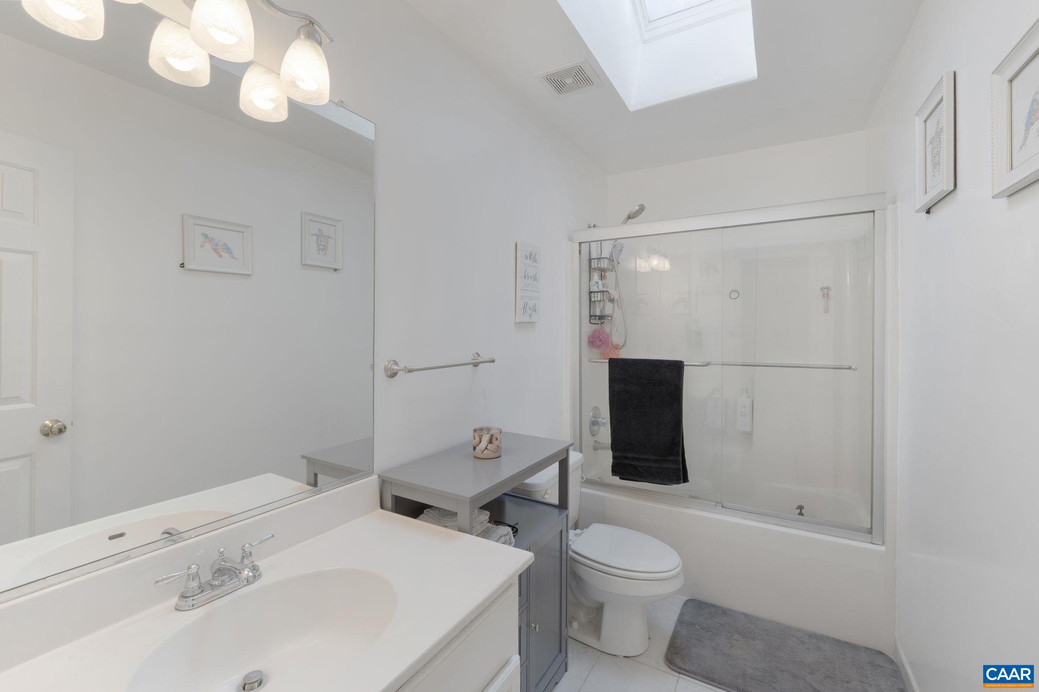 89 Riverside Drive Palmyra, VA 22963 - Photo 23 of 47 a bathroom with a toilet a sink and bathtub