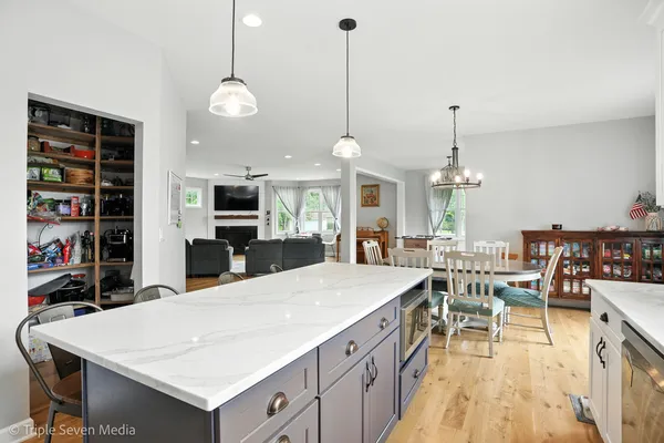 a large kitchen with kitchen island a large island in it