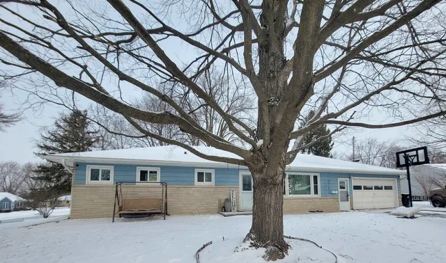 $314,900 | 215 West Cameron Street, New London, WI 54961