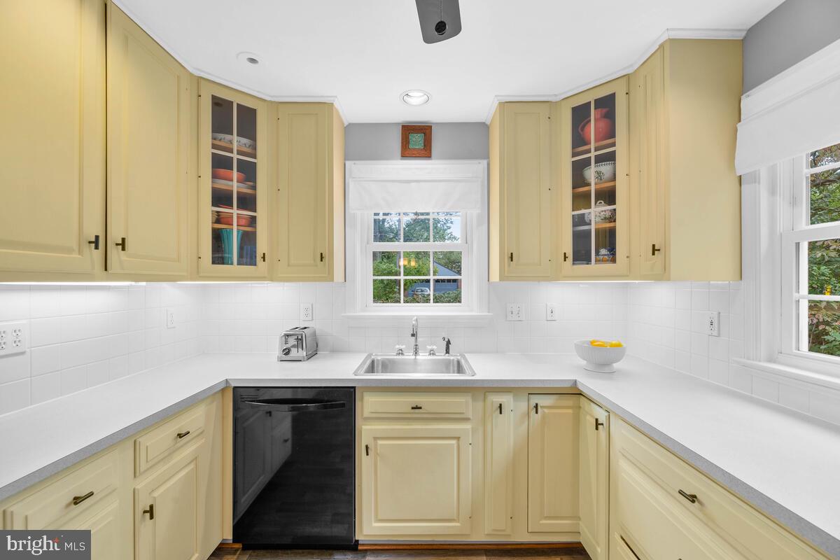 8902 Bradford Road Silver Spring, MD 20901 - Photo 12 of 36