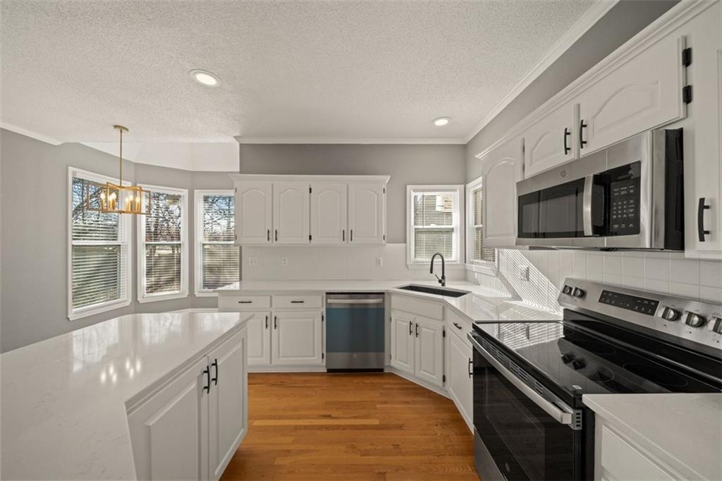 12627 Slater Lane Overland Park, KS 66213 - Photo 11 of 49