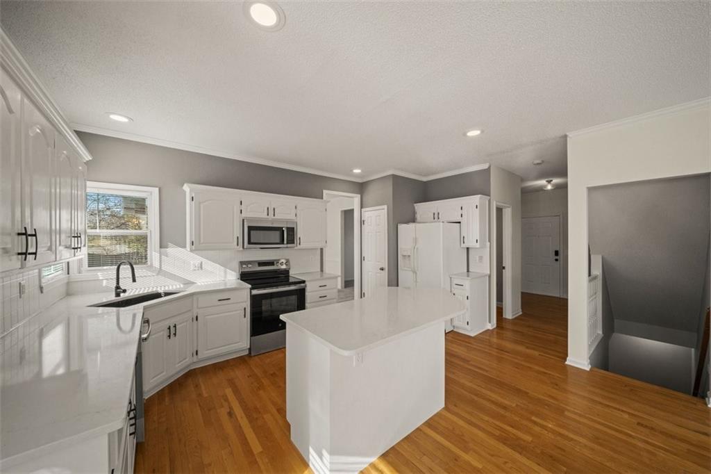 12627 Slater Lane Overland Park, KS 66213 - Photo 13 of 49