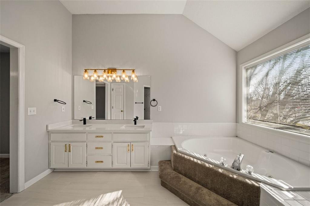 12627 Slater Lane Overland Park, KS 66213 - Photo 20 of 49