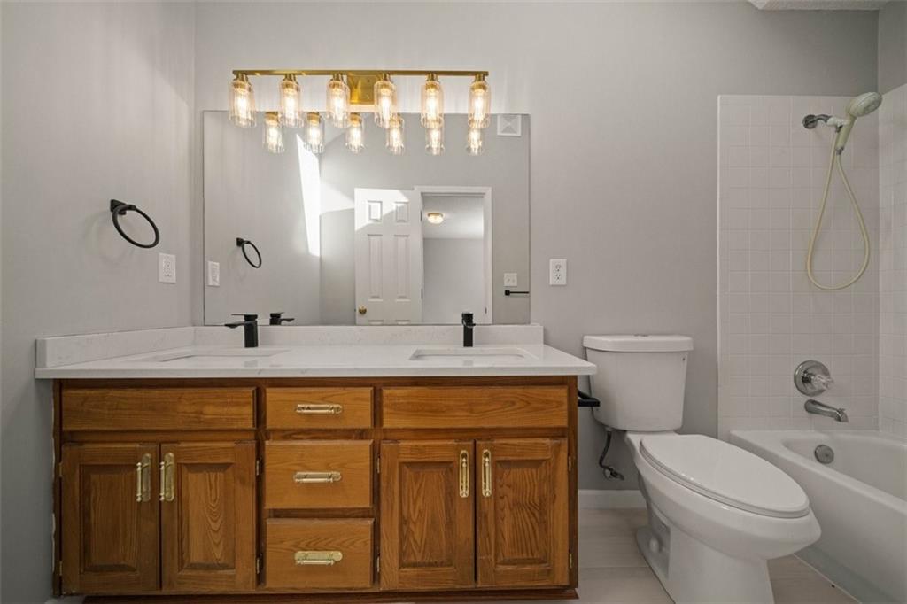 12627 Slater Lane Overland Park, KS 66213 - Photo 32 of 49