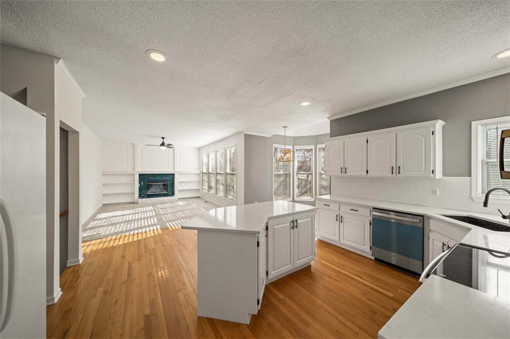 12627 Slater Lane Overland Park, KS 66213 - Photo 10 of 49