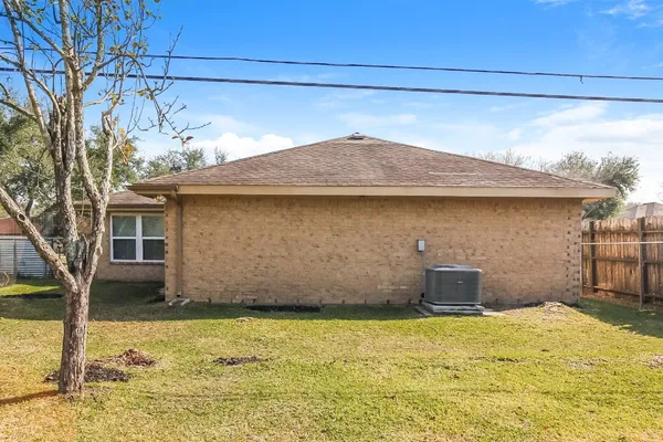 $2,015 | 1140 Glenda Street, Pearland, TX 77581