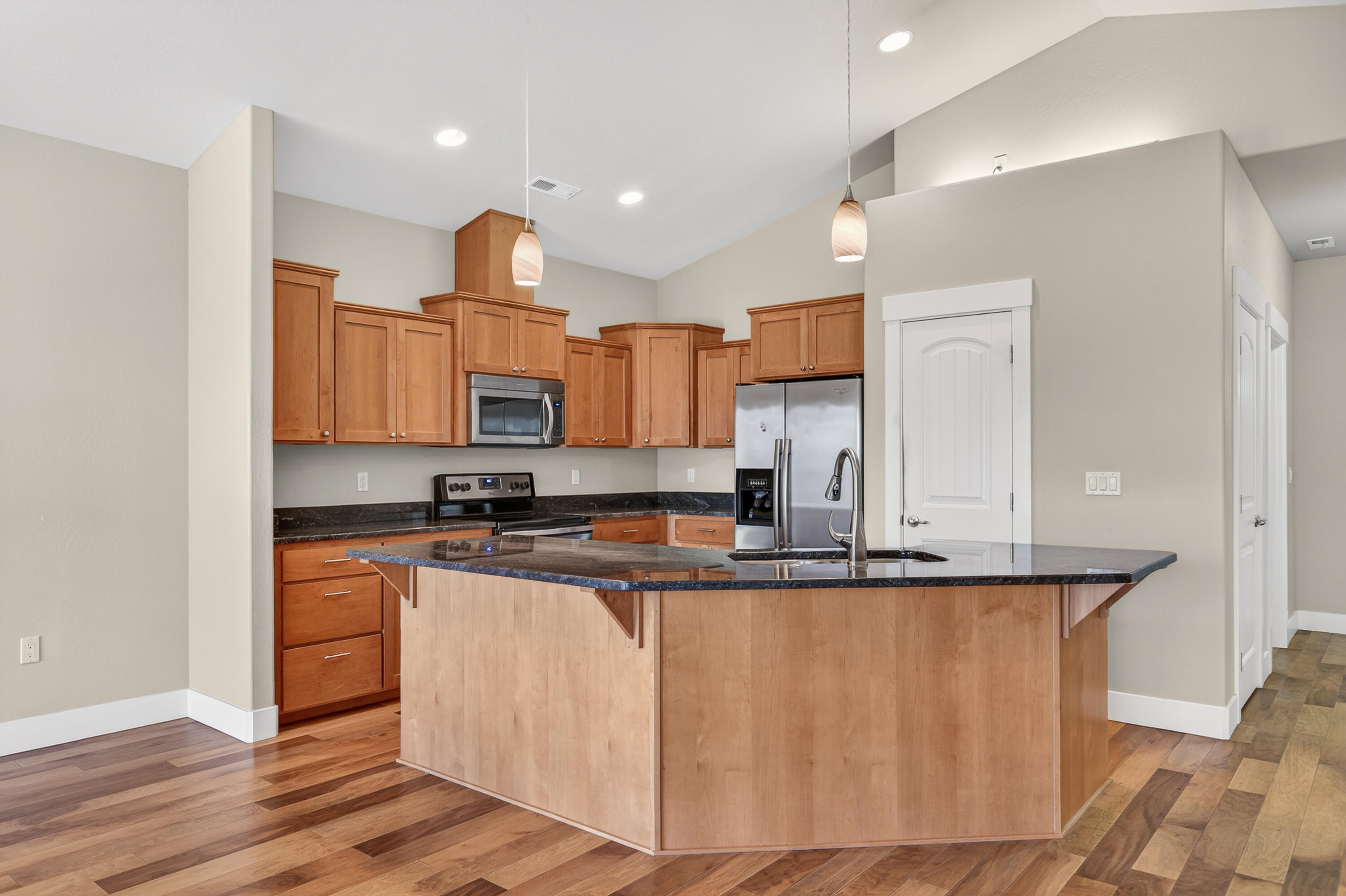 989 Pendleton Drive Medford, OR 97501 - Photo 4 of 26 11-11