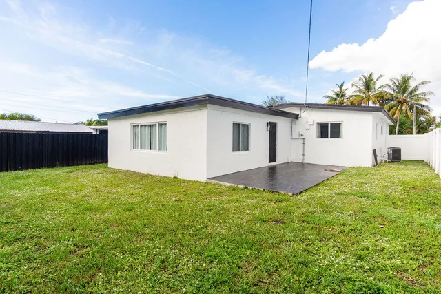 a view of an house with backyard and garden