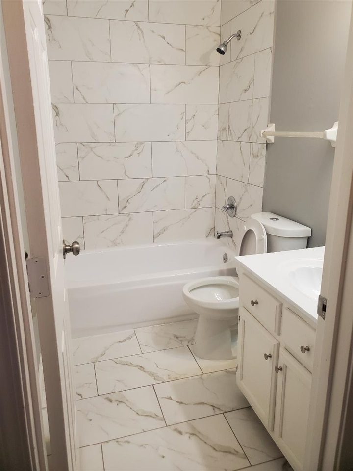 6748 State Line Road Memphis, TN 38141 - Photo 9 of 14 a bathroom with a toilet a sink and bathtub