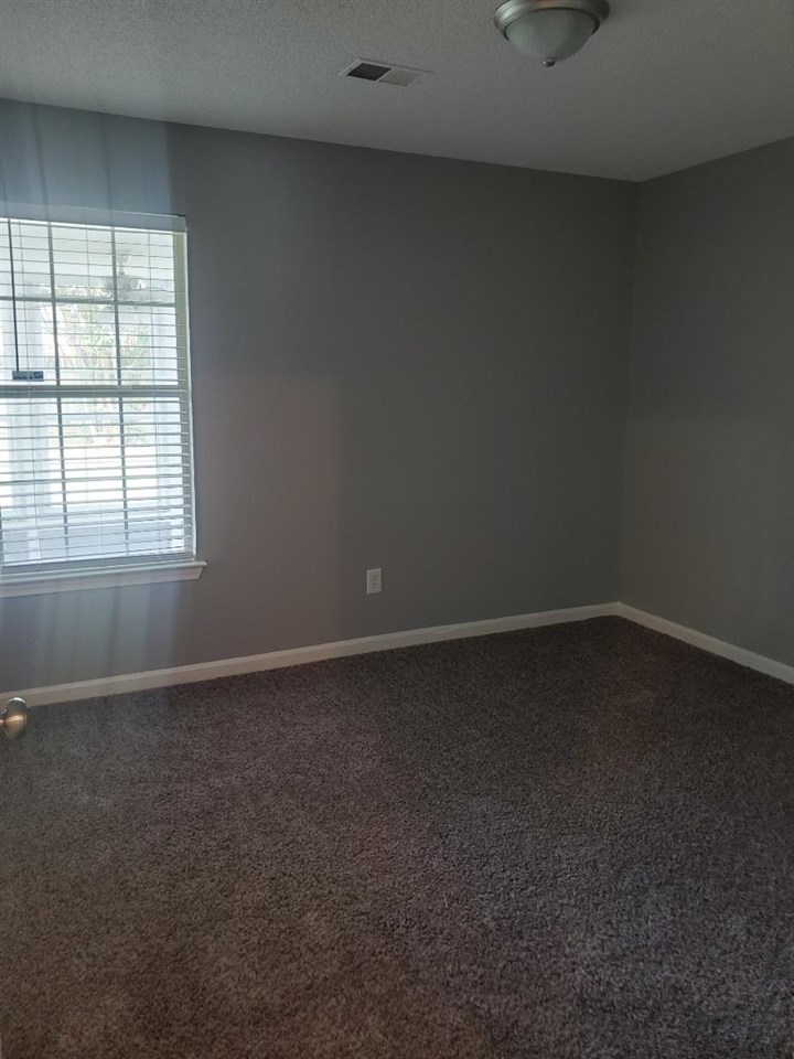 6748 State Line Road Memphis, TN 38141 - Photo 10 of 14 an empty room with a window