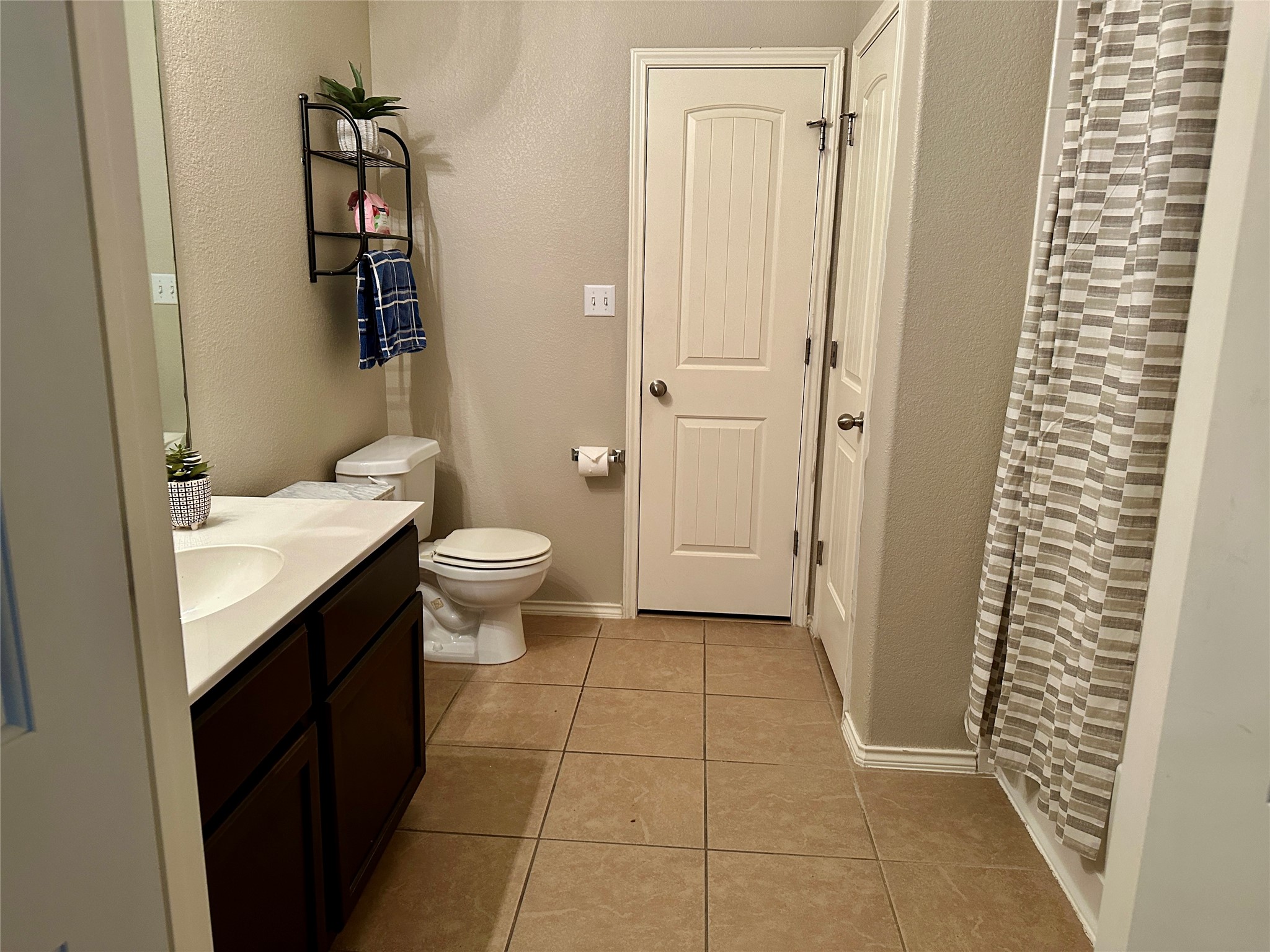207 Dragon Ridge Road Buda, TX 78610 - Photo 23 of 38 Main bathroom, door leads to 8x6 walk in closet