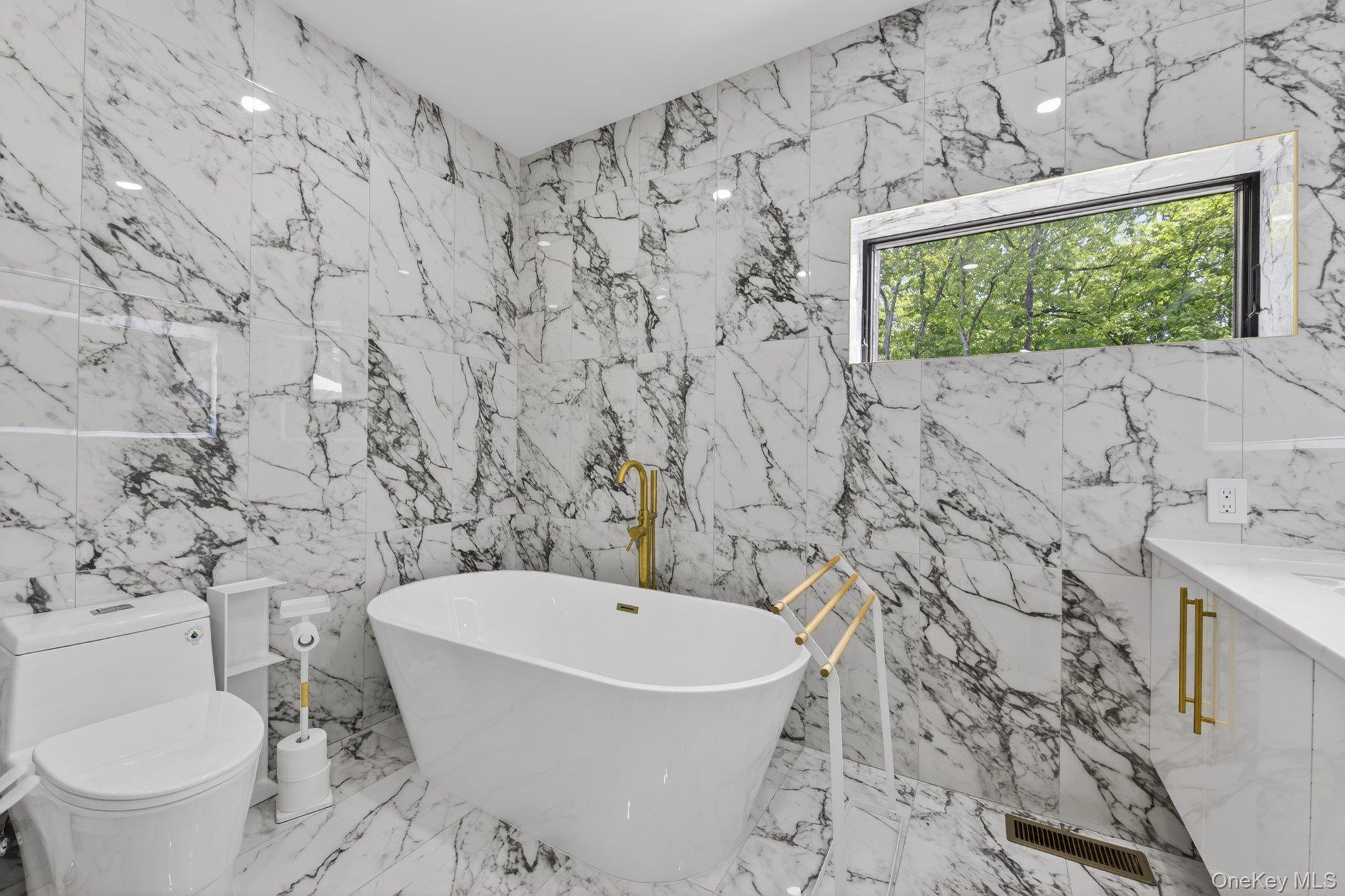 739 Old Post Road New Paltz, NY 12561 - Photo 26 of 47 Deep soak tub and marble surround