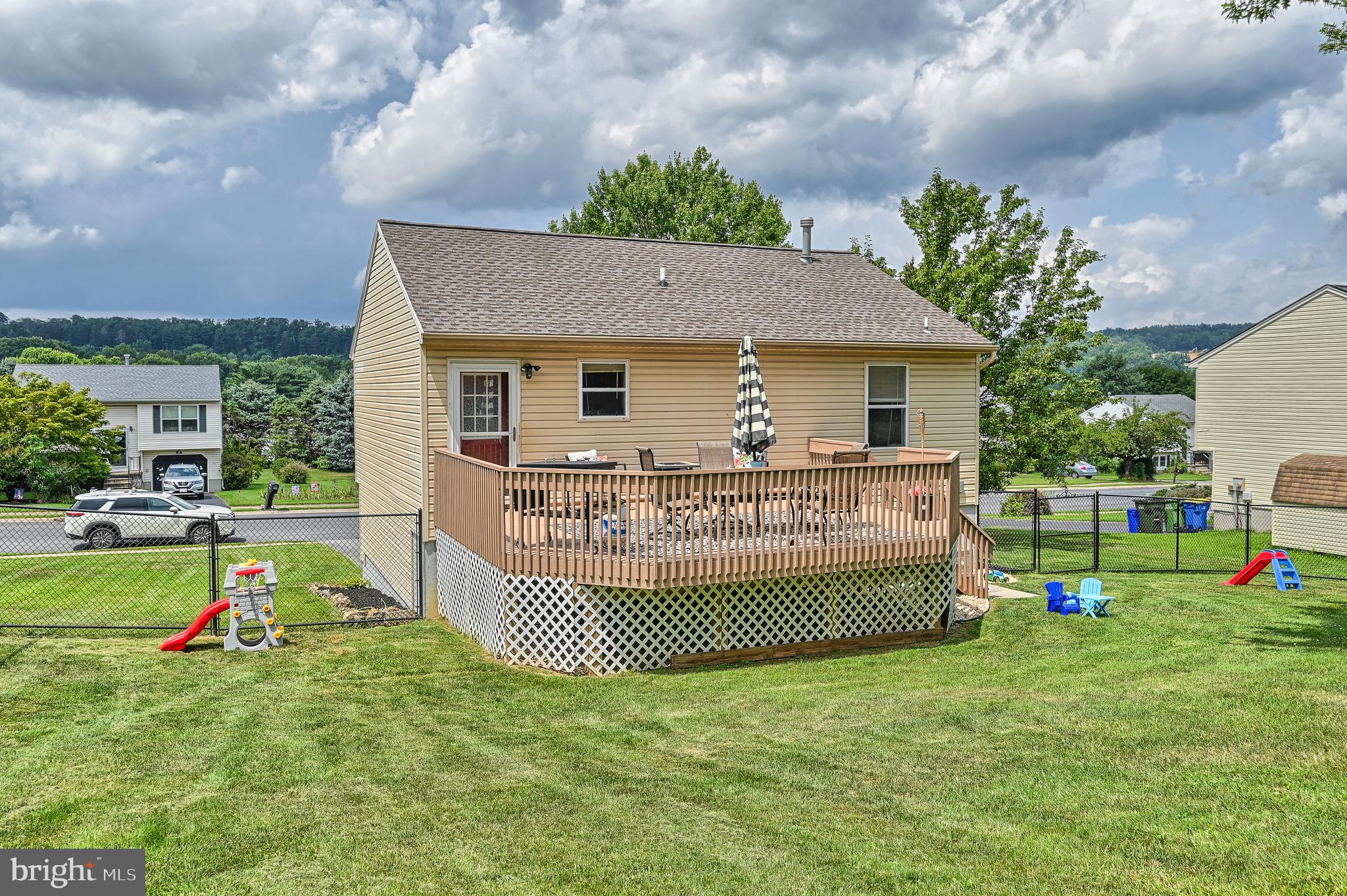 270 Edinburgh Road York, PA 17406 - Photo 3 of 24 Gallery Image 3