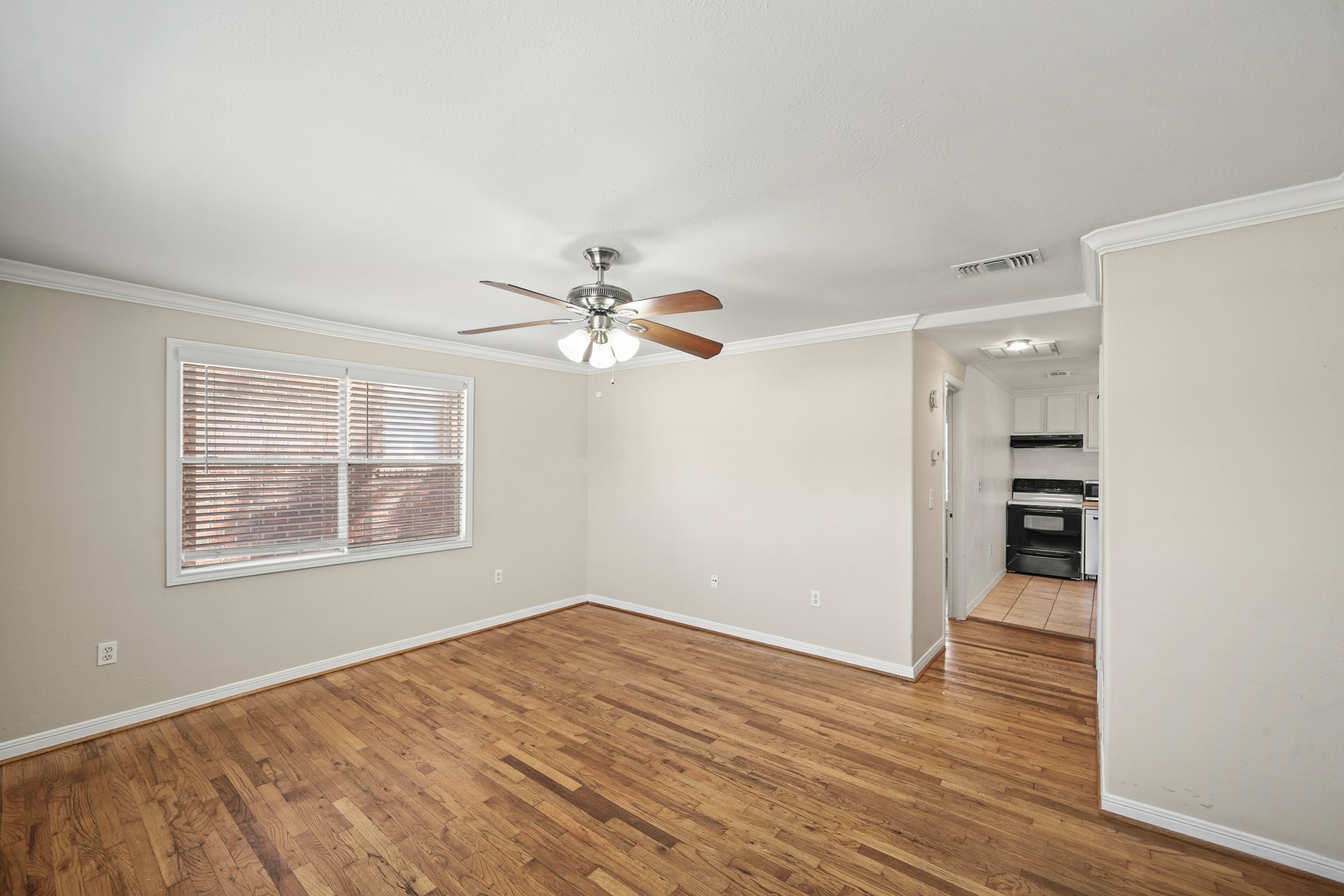 1539 Hawthorne Street, Unit 3 Houston, TX 77006 - Photo 2 of 11 a view of empty room with wooden floor and fan