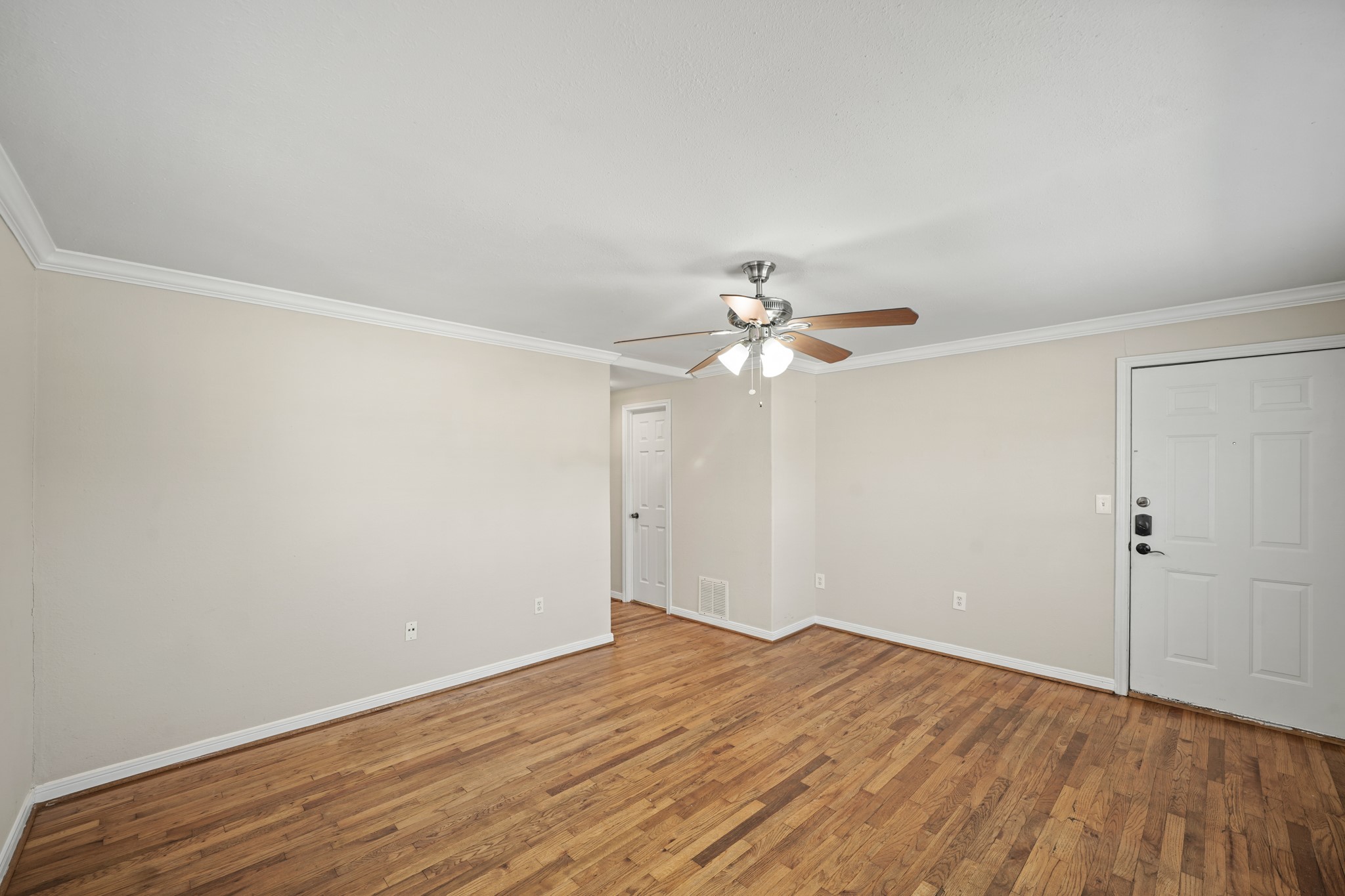 1539 Hawthorne Street, Unit 3 Houston, TX 77006 - Photo 3 of 11 a view of empty room with wooden floor
