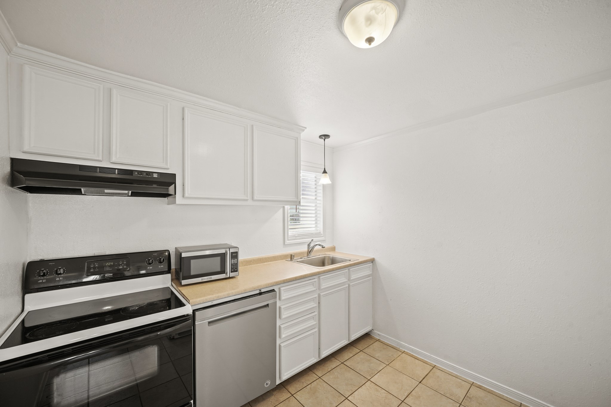 1539 Hawthorne Street, Unit 3 Houston, TX 77006 - Photo 5 of 11 a kitchen with a sink and cabinets