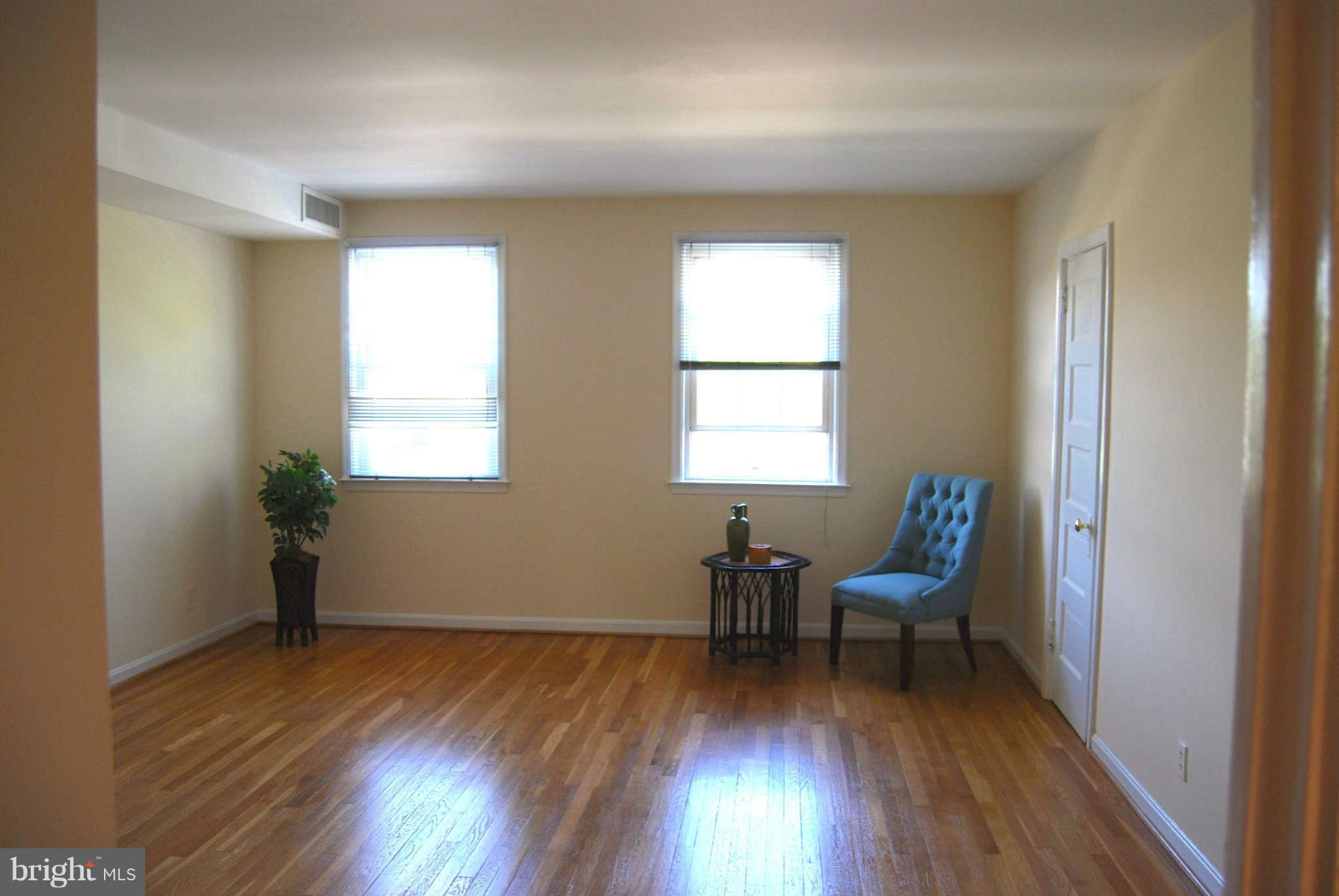 5 Russell Road, Unit D Alexandria, VA 22301 - Photo 12 of 21 Living Room