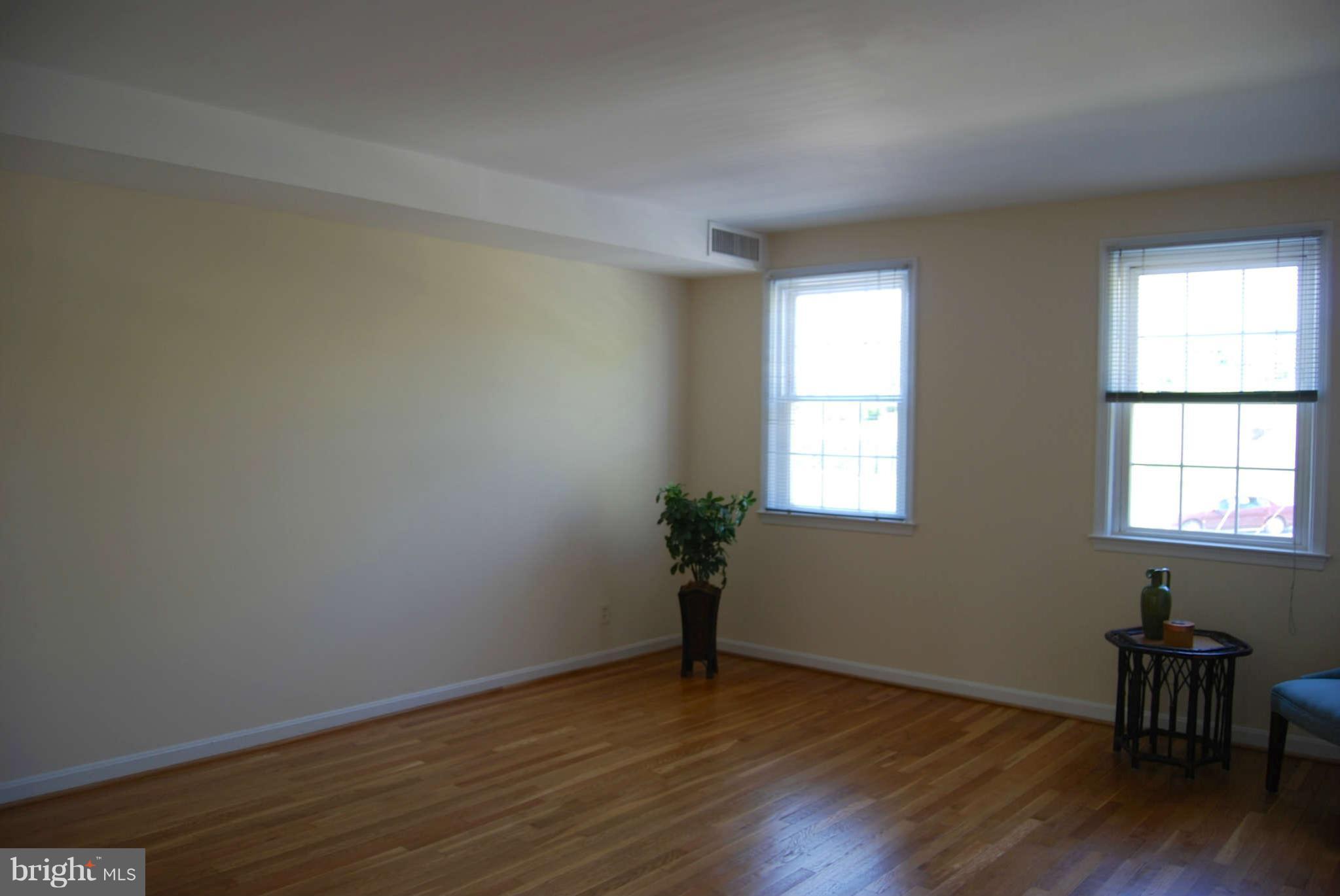 5 Russell Road, Unit D Alexandria, VA 22301 - Photo 13 of 21 Living Room