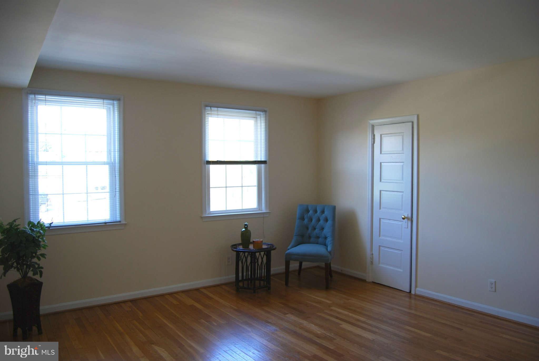 5 Russell Road, Unit D Alexandria, VA 22301 - Photo 15 of 21 Living Room