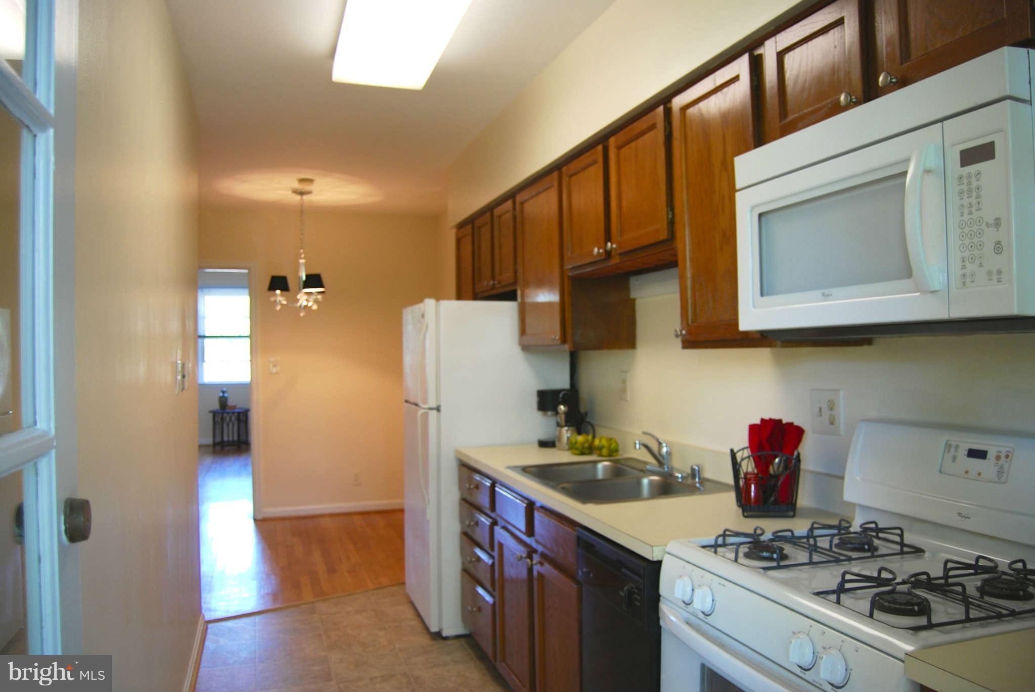 5 Russell Road, Unit D Alexandria, VA 22301 - Photo 5 of 21 Kitchen