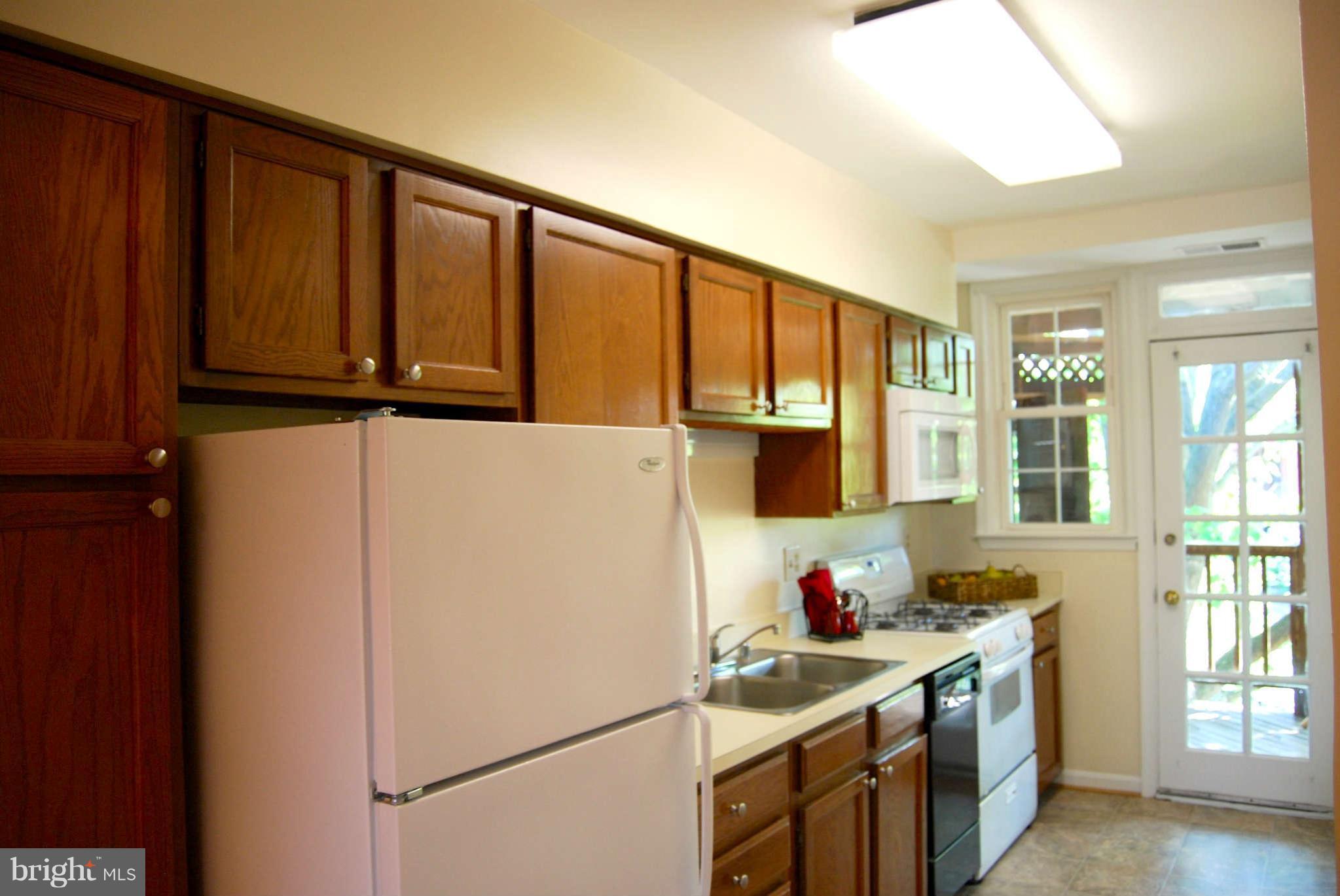 5 Russell Road, Unit D Alexandria, VA 22301 - Photo 6 of 21 Kitchen