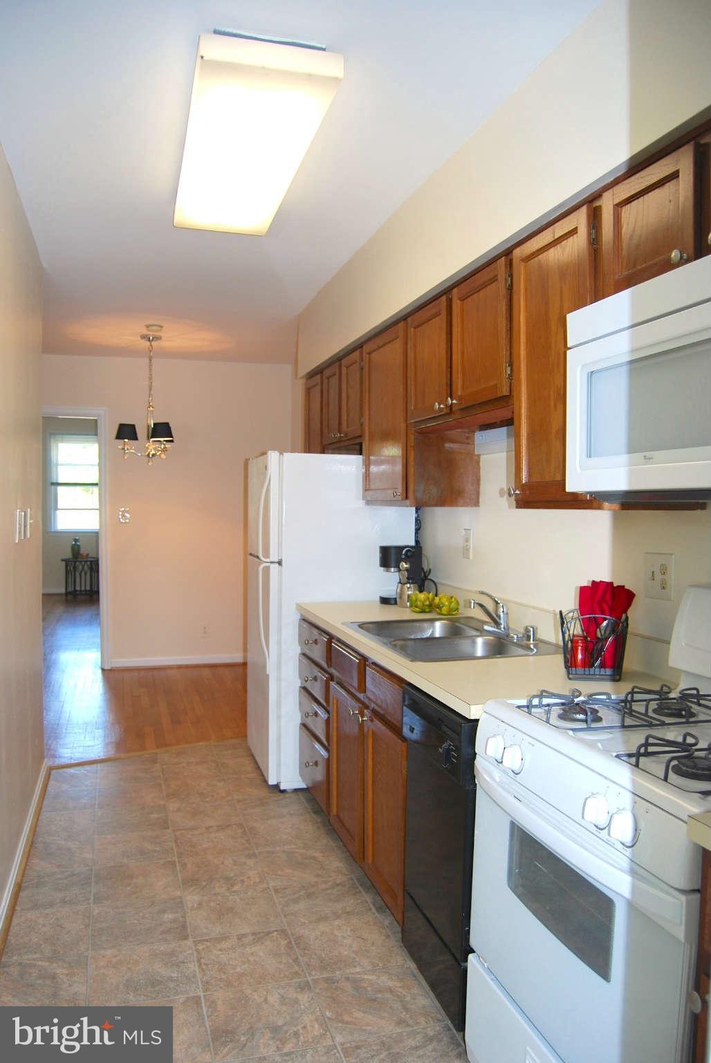 5 Russell Road, Unit D Alexandria, VA 22301 - Photo 10 of 21 Kitchen