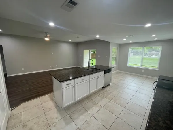 $2,150 | 604 West Willis Street, Alvin, TX 77511