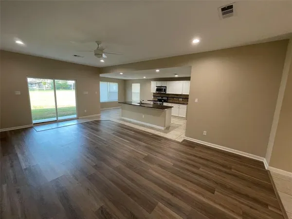 $2,150 | 604 West Willis Street, Alvin, TX 77511