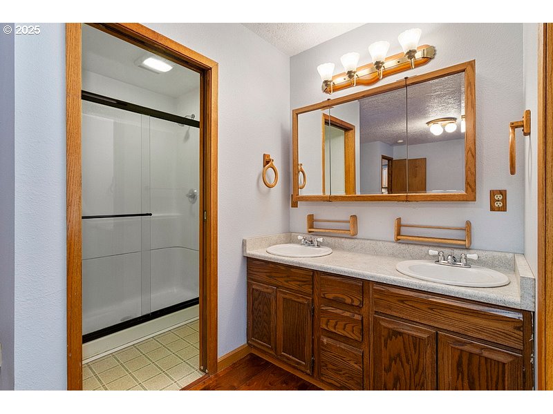 36700 Dubarko Road Sandy, OR 97055 - Photo 19 of 33 Bathroom, Attached