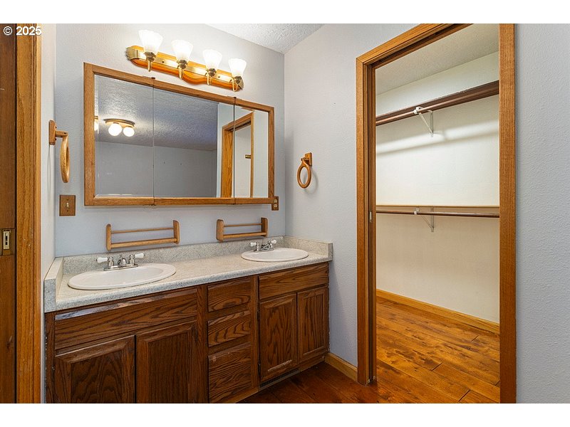 36700 Dubarko Road Sandy, OR 97055 - Photo 21 of 33 Bathroom, Attached