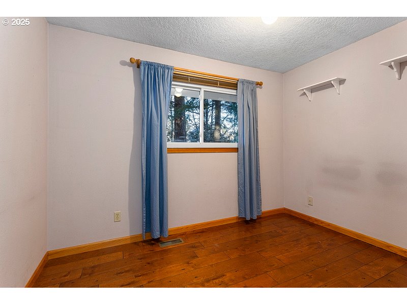 36700 Dubarko Road Sandy, OR 97055 - Photo 24 of 33 Bedroom
